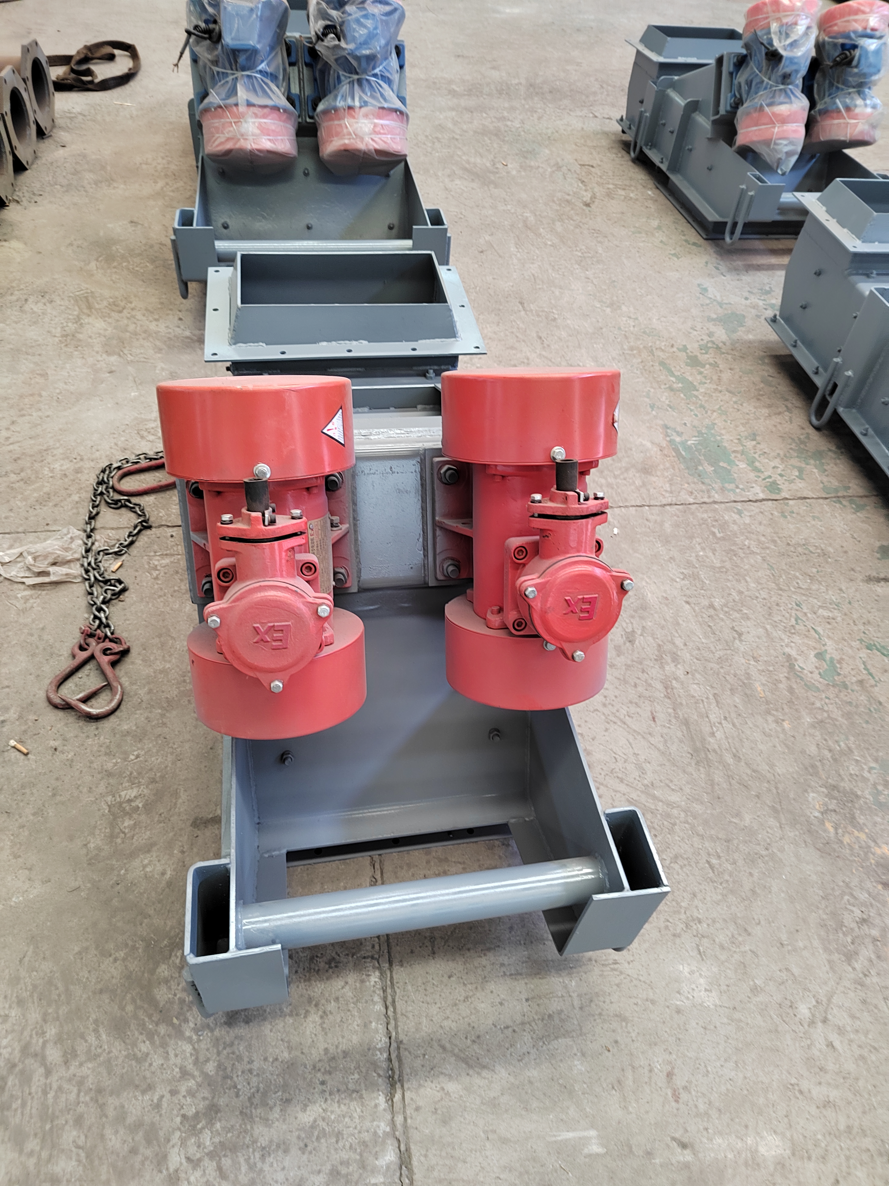 振動輸送機(jī)怎樣來輸送物料及與振動給料機(jī)的比較(振動輸送設(shè)備)